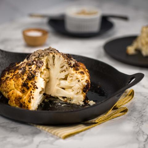 カリフラワーの丸焼き アンチョビバター | Taste France Magazine